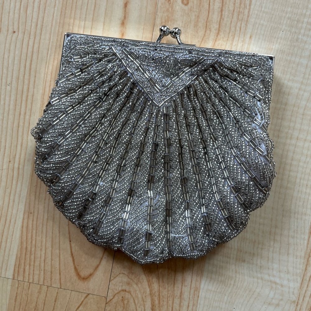 Art deco Vintage beaded clutch in silver/grey